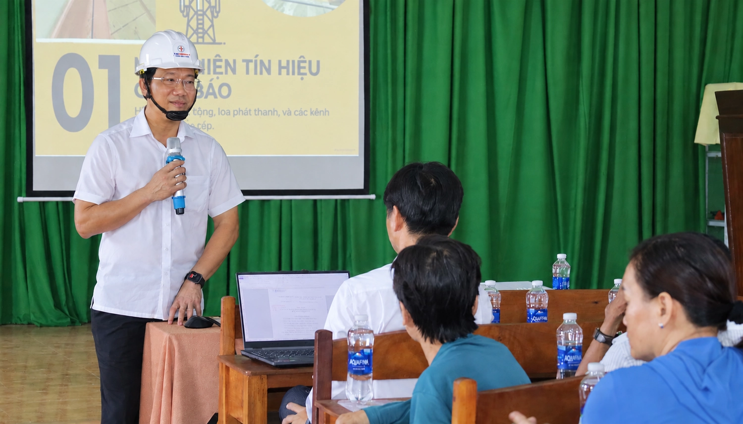 Ảnh cán bộ tuyên truyền