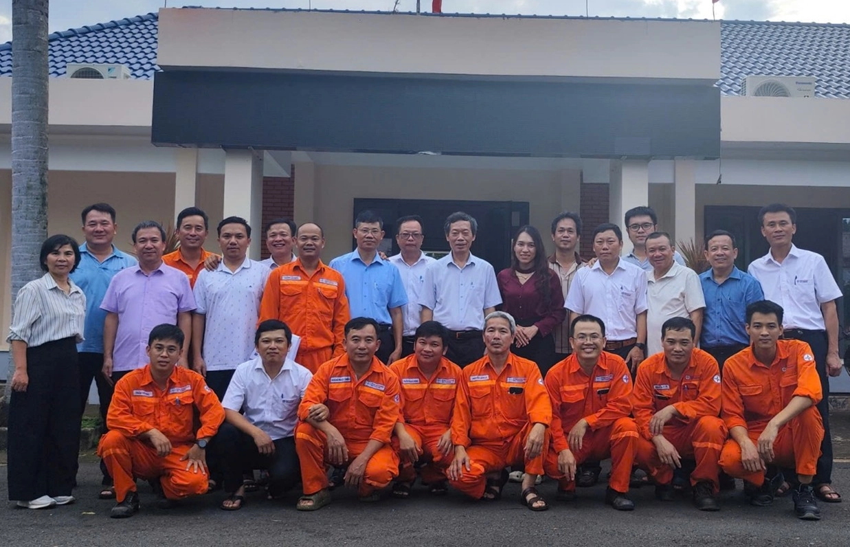 Các CBCNV TMP cùng giảng viên chụp ảnh lưu niệm tại khóa đào tạo