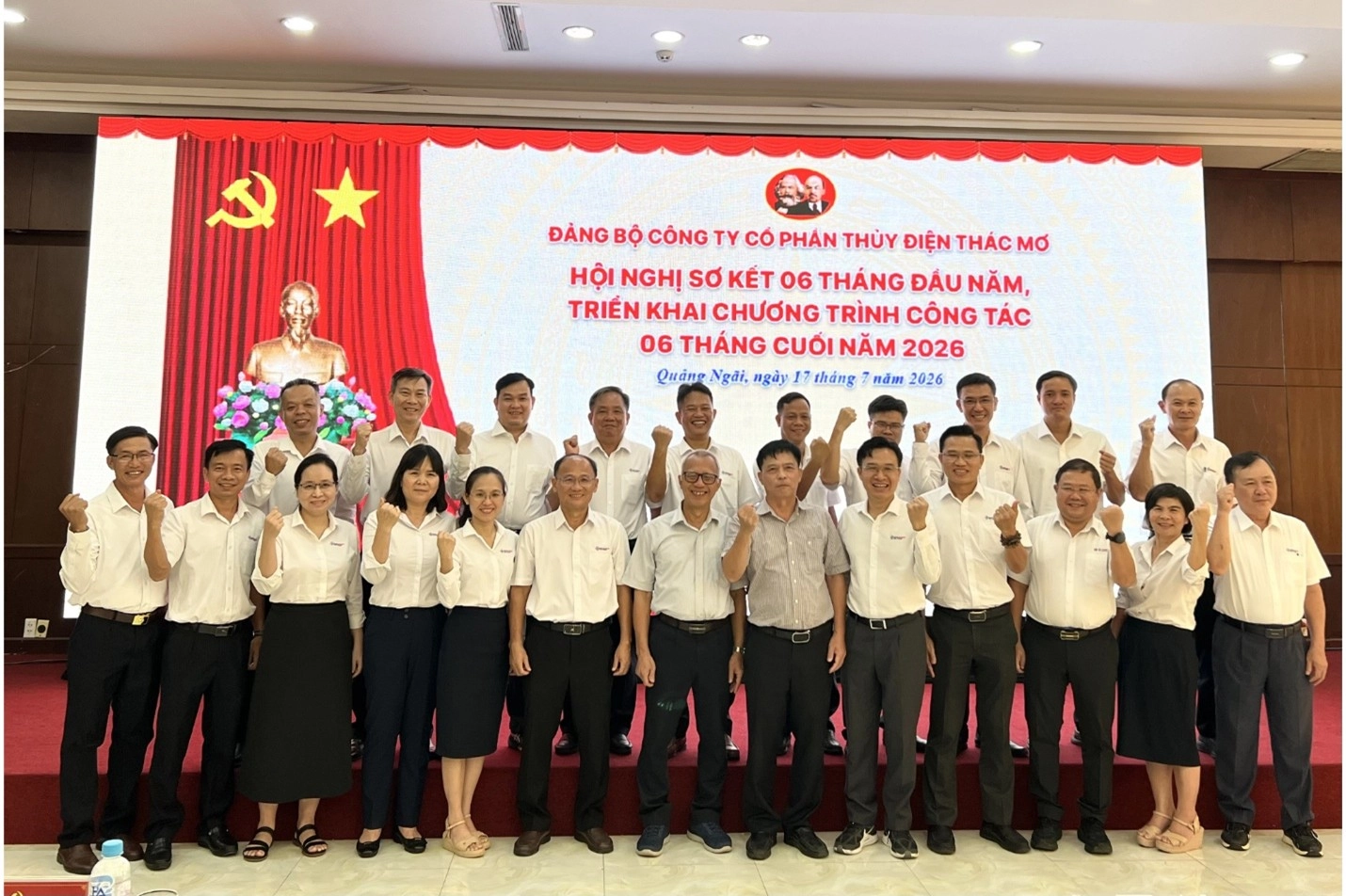 C&aacute;c đại biểu chụp ảnh lưu niệm