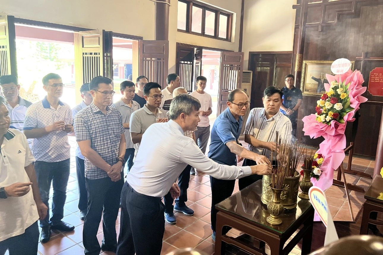 Dâng hương tưởng niệm cố Thủ tướng Phạm Văn Đồng