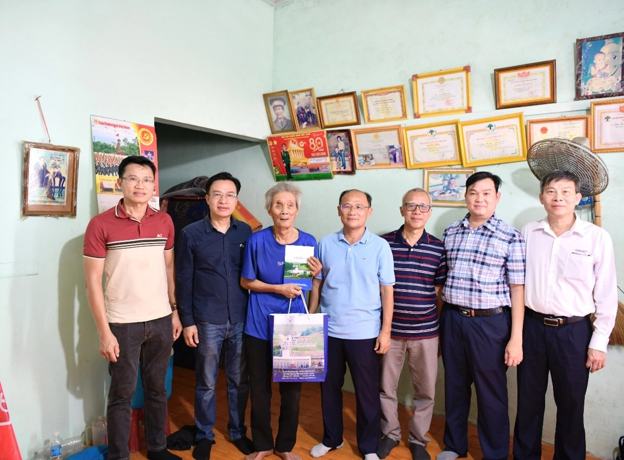 Thăm nhà cụ ông thương binh