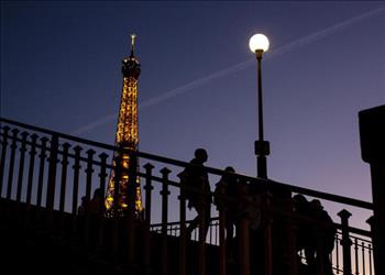 Pháp: Tháp Eiffel sẽ tắt đèn sớm hơn 1 tiếng để tiết kiệm năng lượng