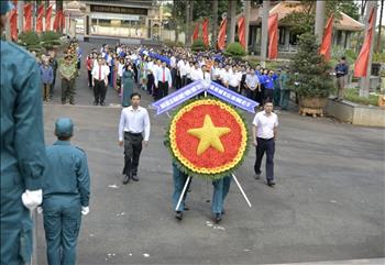 TMP viếng Nghĩa trang liệt sĩ Phước Long, tiếp nối truyền thống “uống nước nhớ nguồn”