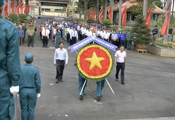 TMP viếng Nghĩa trang liệt sĩ Phước Long, tiếp nối truyền thống “uống nước nhớ nguồn”