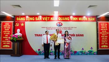 Trao tặng Huy hiệu 30 năm tuổi Đảng cho đồng chí Nguyễn Duy Lăng