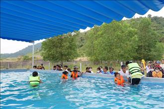 Khánh thành và bàn giao công trình bể bơi di động cho học sinh miền núi xã Suối Trai