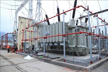 Đóng điện hòa lưới máy biến áp AT1 thuộc dự án nâng công suất Trạm biến áp 220kV Nhà máy Thủy điện Hòa Bình