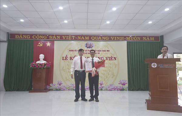 Lễ kết nạp đảng viên cho quần chúng Phạm Chí Hiếu tại Chi bộ Kế hoạch Vật tư