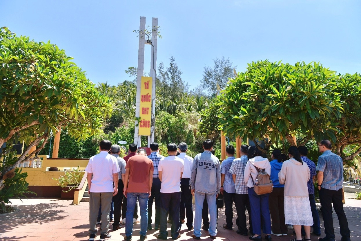 Đoàn công tác tưởng niệm các anh hùng liệt sĩ